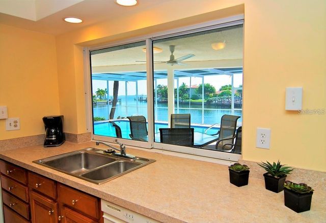2096 MASSACHUSETTS AVENUE NE, St Petersburg, FL 33703