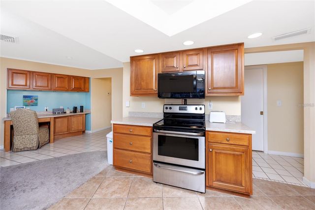 2096 MASSACHUSETTS AVENUE NE, St Petersburg, FL 33703