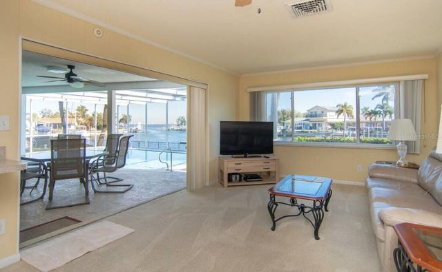 2096 MASSACHUSETTS AVENUE NE, St Petersburg, FL 33703
