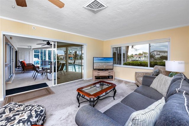 2096 MASSACHUSETTS AVENUE NE, St Petersburg, FL 33703
