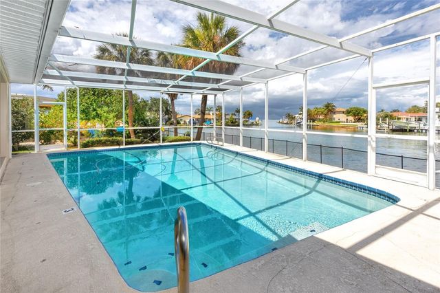 2096 MASSACHUSETTS AVENUE NE, St Petersburg, FL 33703
