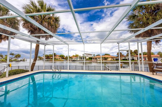 2096 MASSACHUSETTS AVENUE NE, St Petersburg, FL 33703