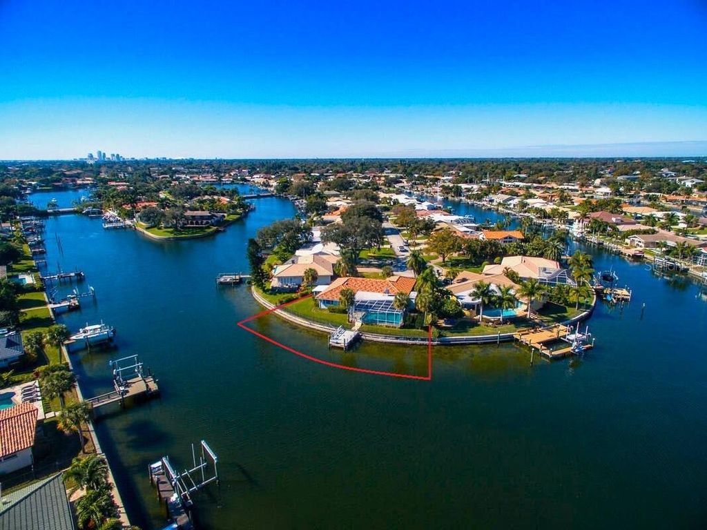 2096 MASSACHUSETTS AVENUE NE, St Petersburg, FL 33703