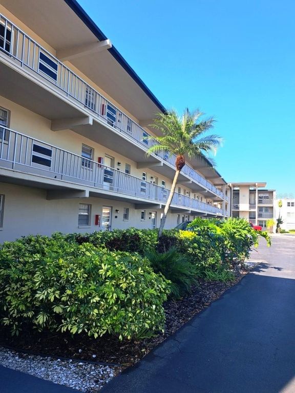 9940 47TH AVENUE N 320, St Petersburg, FL 33708