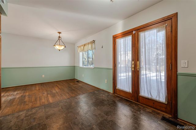 2075 Derby Road, Troy, MI 48084