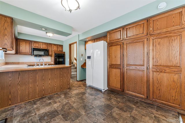 2075 Derby Road, Troy, MI 48084