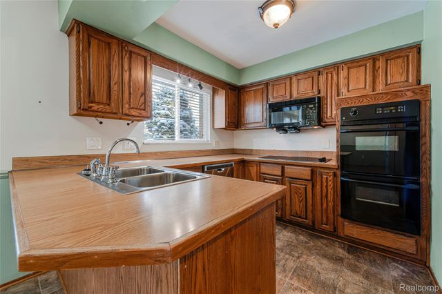 2075 Derby Road, Troy, MI 48084