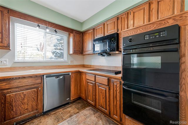 2075 Derby Road, Troy, MI 48084