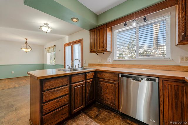 2075 Derby Road, Troy, MI 48084