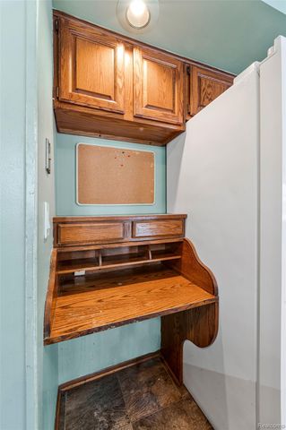 2075 Derby Road, Troy, MI 48084