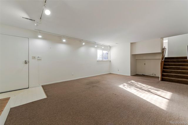 2075 Derby Road, Troy, MI 48084