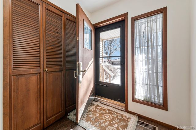 2075 Derby Road, Troy, MI 48084