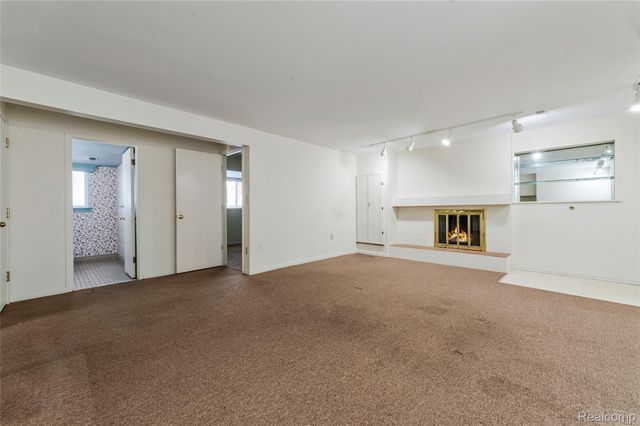 2075 Derby Road, Troy, MI 48084