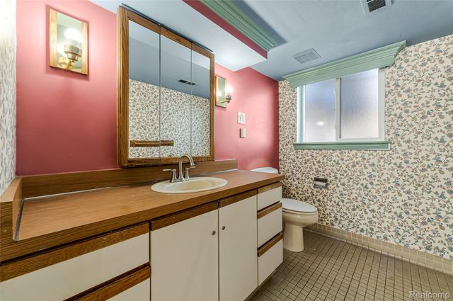 2075 Derby Road, Troy, MI 48084