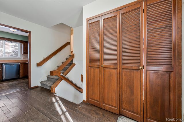 2075 Derby Road, Troy, MI 48084