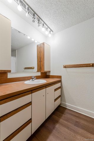 2075 Derby Road, Troy, MI 48084