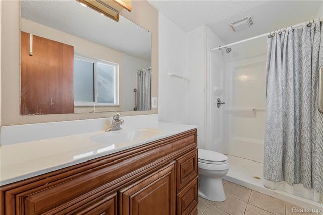 2075 Derby Road, Troy, MI 48084