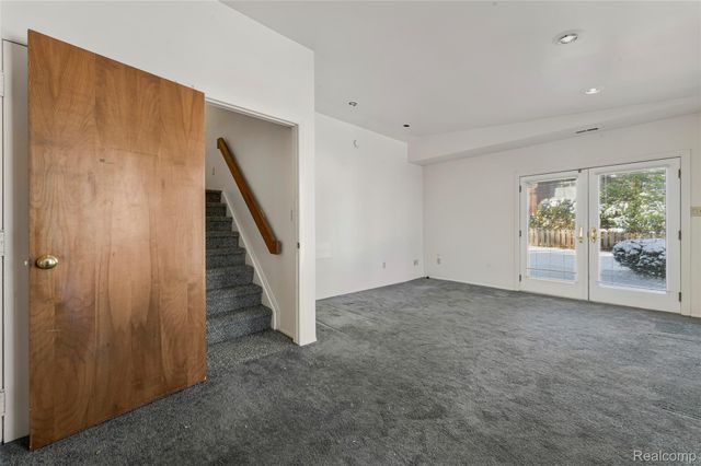 2075 Derby Road, Troy, MI 48084