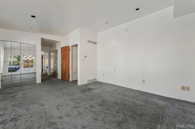 2075 Derby Road, Troy, MI 48084