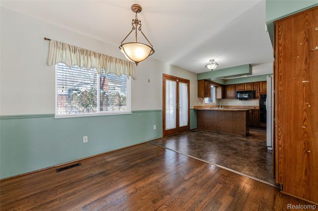 2075 Derby Road, Troy, MI 48084