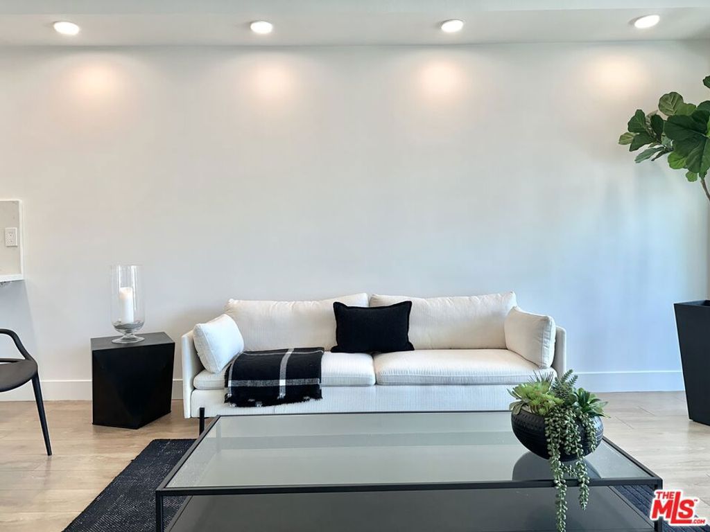 999 N DOHENY Drive 904, West Hollywood, CA 90069