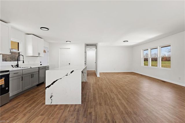 584 Gilpark RD, Dendron, VA 23839