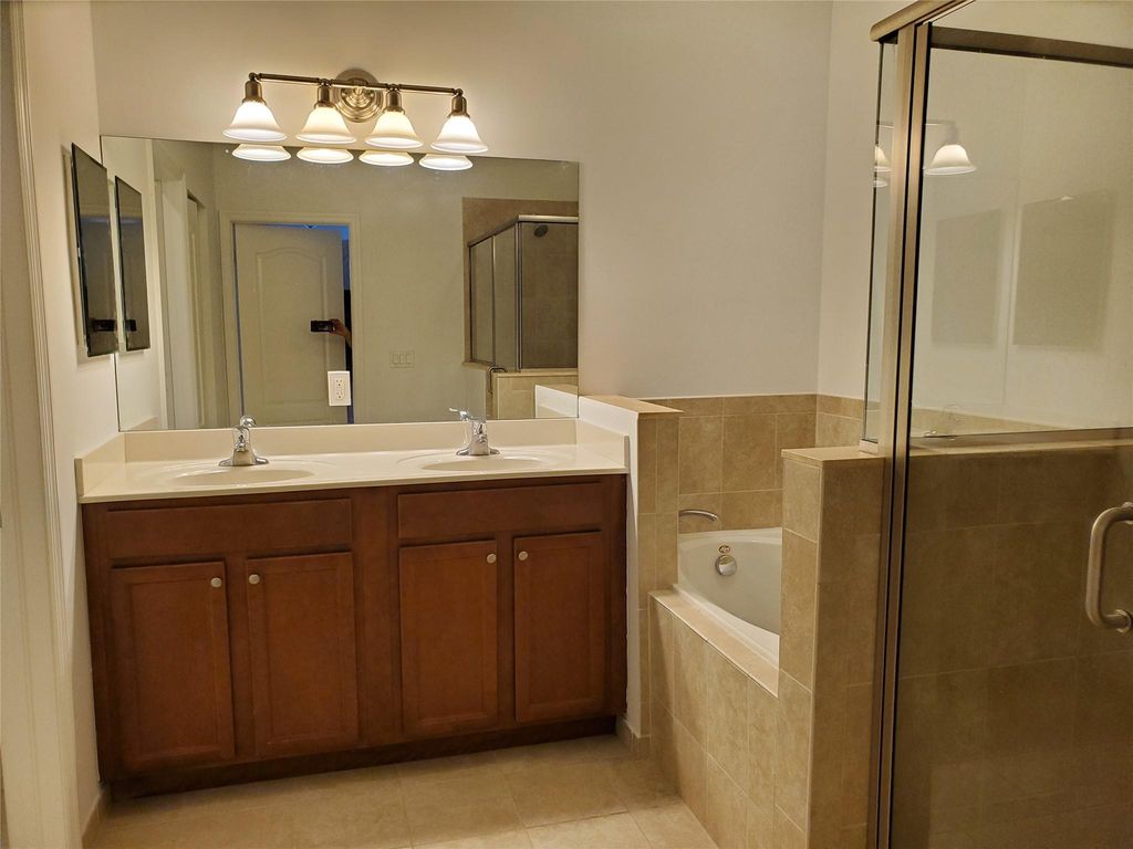 Image 12 of property listing at 9627 Watercrest Isle, Parkland, FL 33076