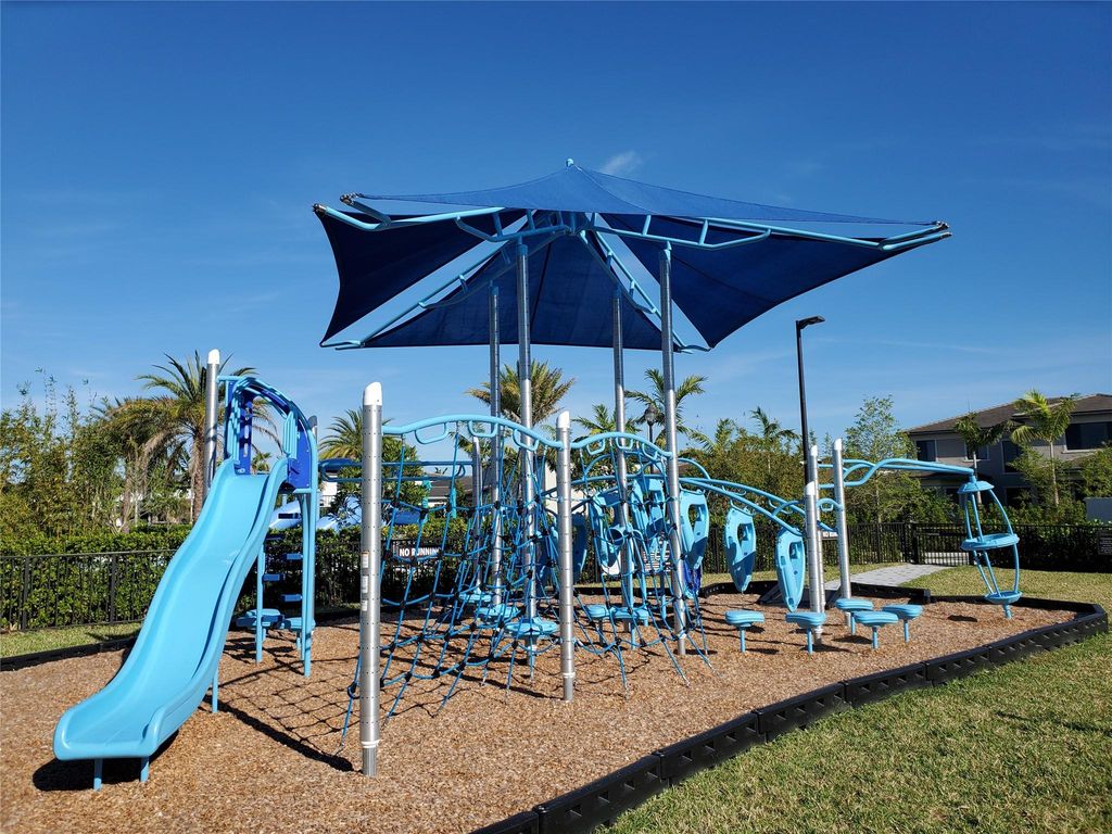 Image 19 of property listing at 9627 Watercrest Isle, Parkland, FL 33076