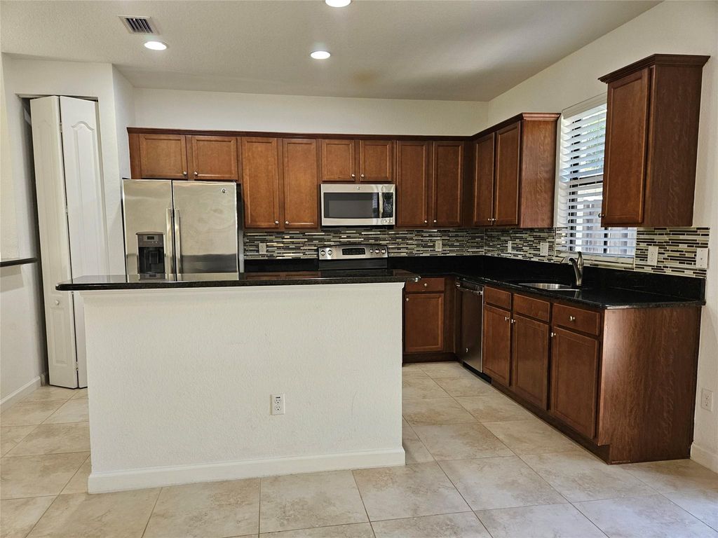 Image 2 of property listing at 9627 Watercrest Isle, Parkland, FL 33076