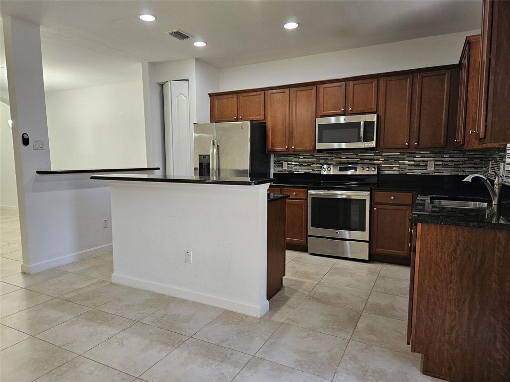 Image 3 of property listing at 9627 Watercrest Isle, Parkland, FL 33076