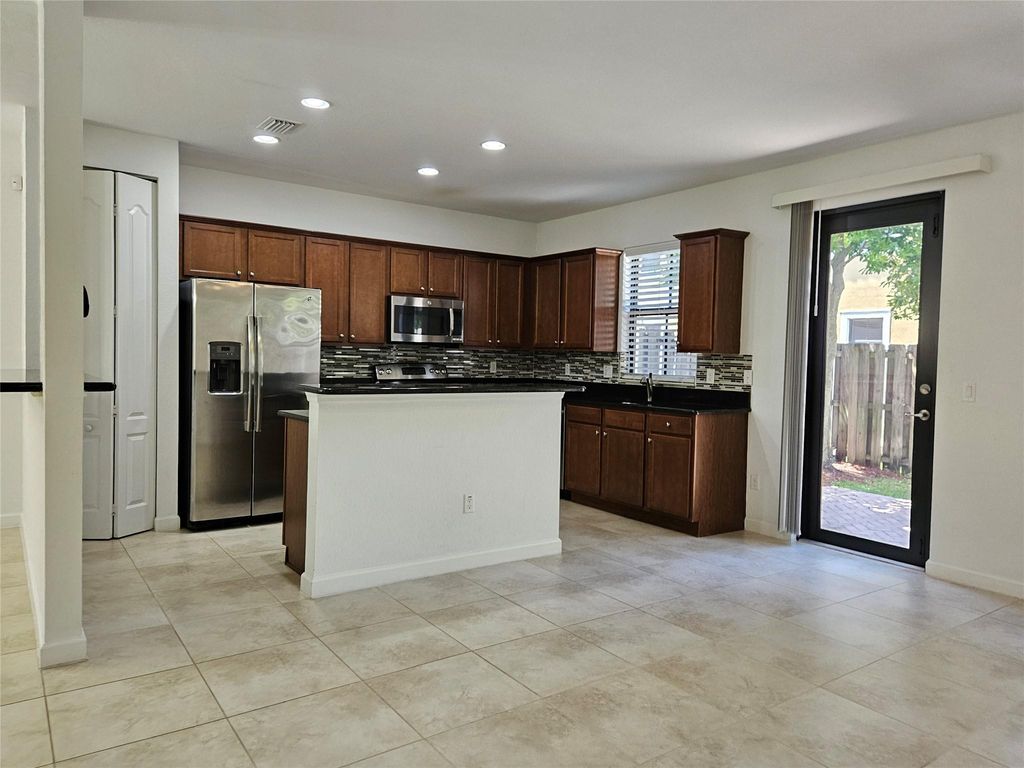 Image 4 of property listing at 9627 Watercrest Isle, Parkland, FL 33076