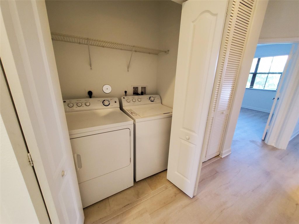 Image 9 of property listing at 9627 Watercrest Isle, Parkland, FL 33076