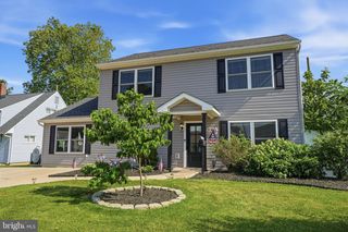 24 IDOLSTONE RD, Levittown, PA 19057
