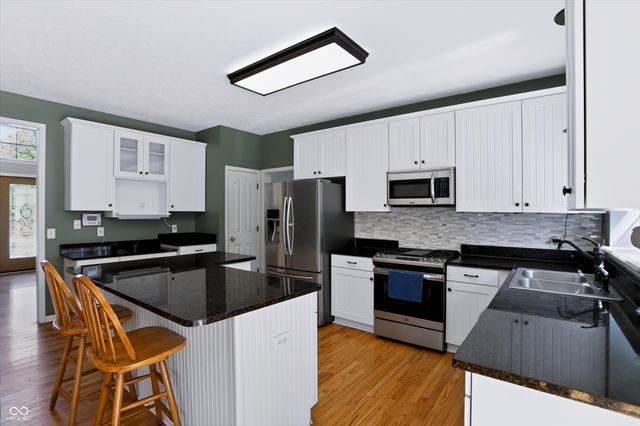 7761 Prairie View Drive, Indianapolis, IN 46256