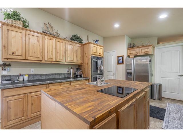 290 Sw NEWTON Dr, Waldport, OR 97394