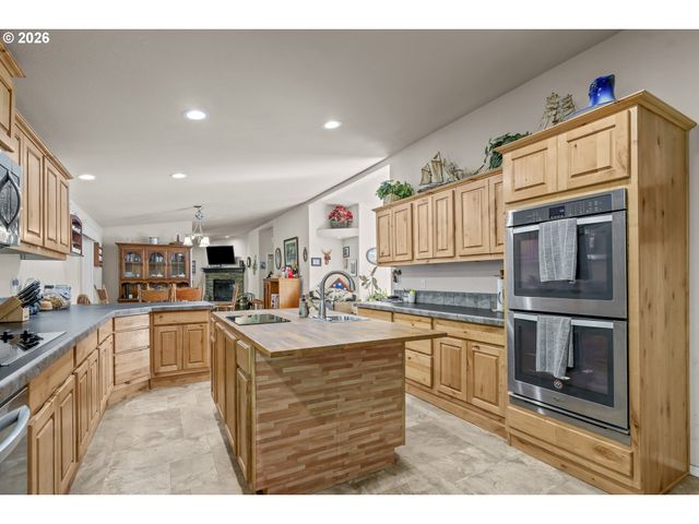 290 Sw NEWTON Dr, Waldport, OR 97394