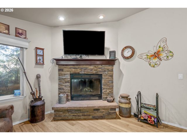 290 Sw NEWTON Dr, Waldport, OR 97394