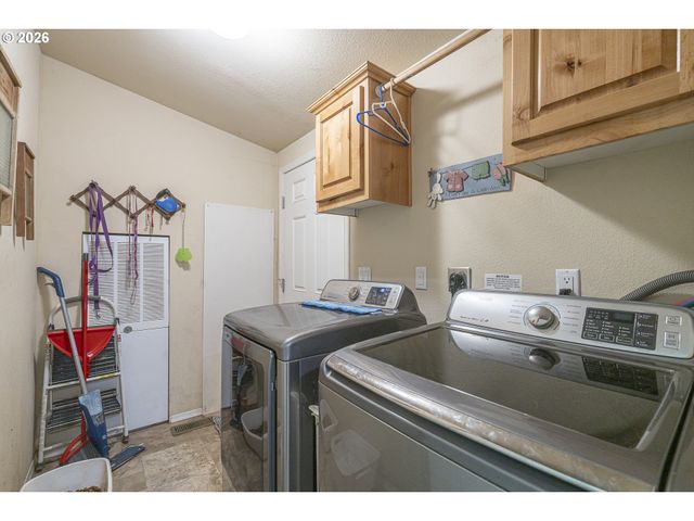 290 Sw NEWTON Dr, Waldport, OR 97394