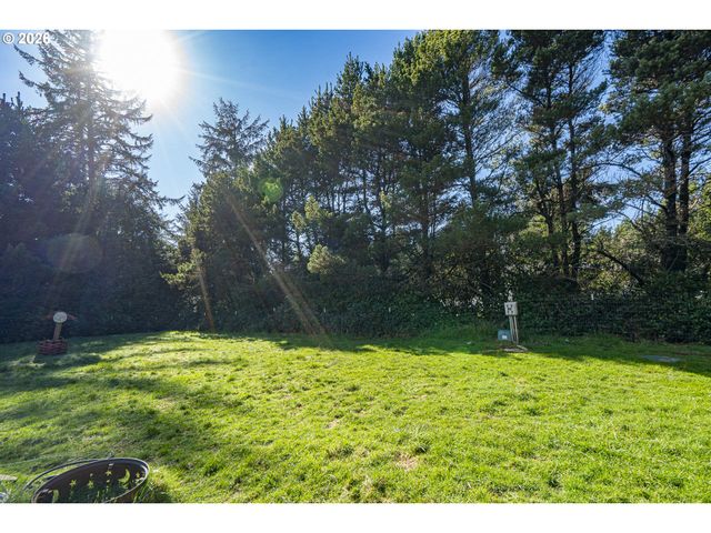 290 Sw NEWTON Dr, Waldport, OR 97394