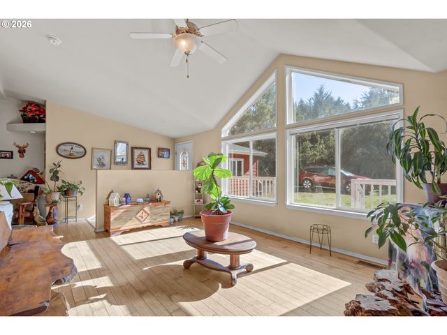 290 Sw NEWTON Dr, Waldport, OR 97394