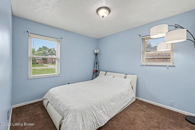 5230 Mt Holyoke Dr, Louisville, KY 40216