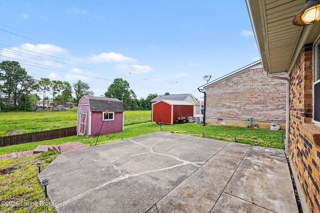 5230 Mt Holyoke Dr, Louisville, KY 40216