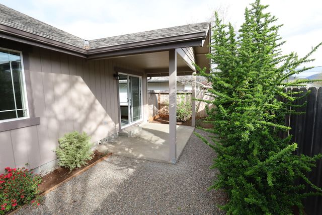 903 Schaefers Lane, Grants Pass, OR 97526