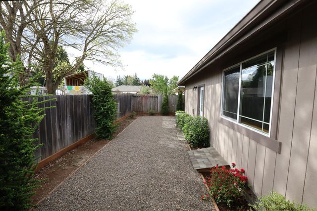 903 Schaefers Lane, Grants Pass, OR 97526