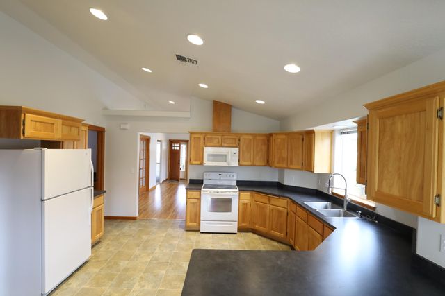 903 Schaefers Lane, Grants Pass, OR 97526