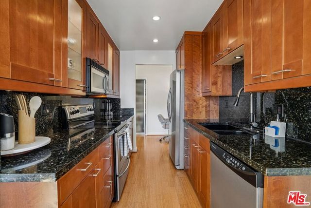1124 N La Cienega Boulevard 301, West Hollywood, CA 90069