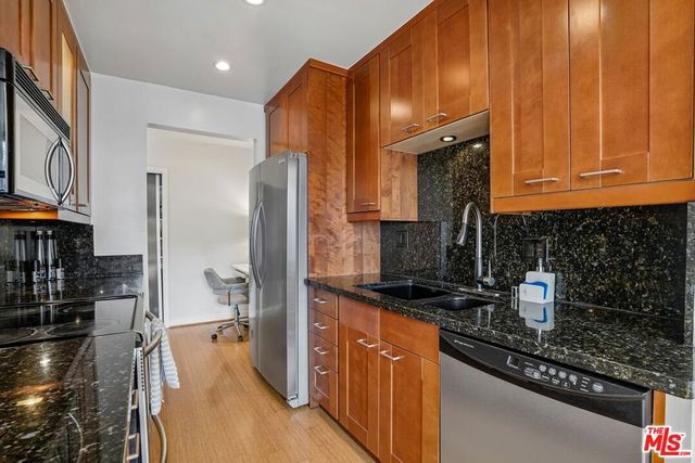 1124 N La Cienega Boulevard 301, West Hollywood, CA 90069