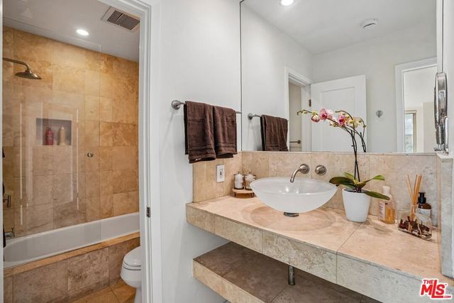 1124 N La Cienega Boulevard 301, West Hollywood, CA 90069