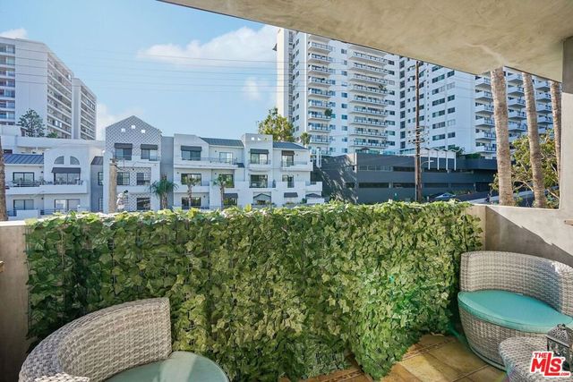 1124 N La Cienega Boulevard 301, West Hollywood, CA 90069