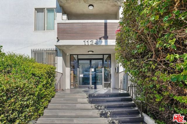 1124 N La Cienega Boulevard 301, West Hollywood, CA 90069